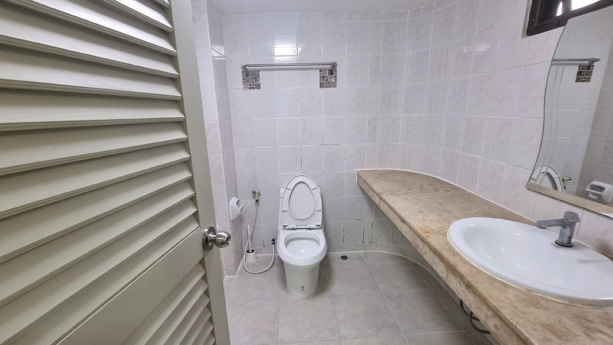 ให้เช่าสุขุมวิท อโศก ทองหล่อ : Pet friendly พร้อมพงษ์ ให้เช่าอพาร์ทเมนท์ 3ห้องนอน 4 ห้องน้ำ 240 ตร.ม.  ชั้น 6 มีรถตุ๊กๆให้บริการ ฟรี Wifi