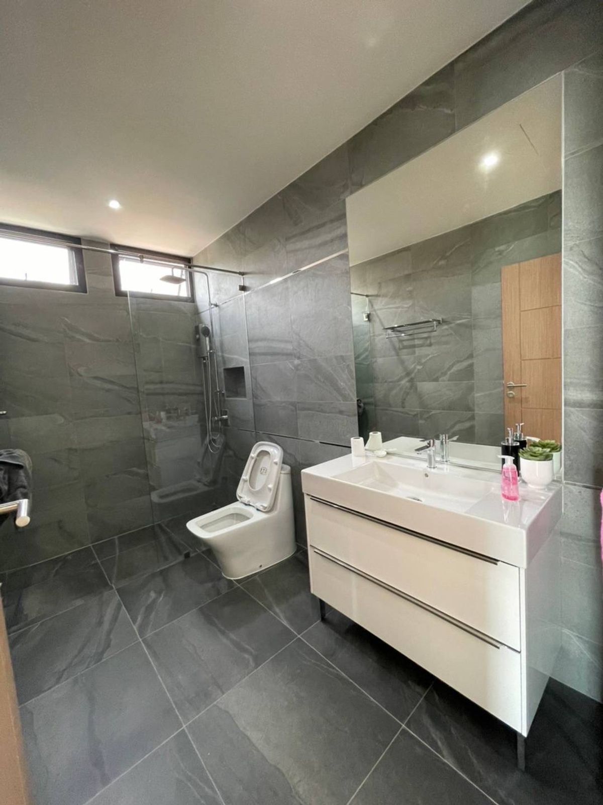 ให้เช่าบ้านนวมินทร์ รามอินทรา : 📢👇บ้านหรู พร้อมสระว่ายน้ำส่วนตัว พื้นที่กว้างขวาง ตกแต่งแบบ Modern โปร่ง สบาย บ้านเลขที่เป็นมงคล