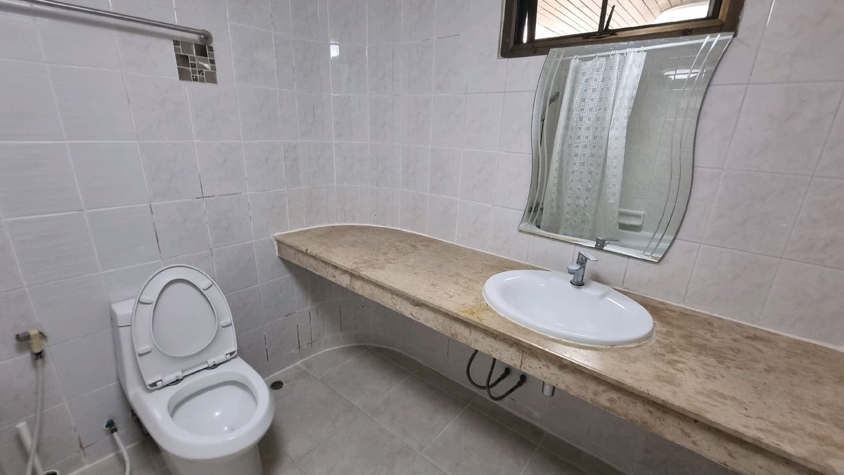 ให้เช่าสุขุมวิท อโศก ทองหล่อ : Pet friendly พร้อมพงษ์ ให้เช่าอพาร์ทเมนท์ 3ห้องนอน 4 ห้องน้ำ 240 ตร.ม.  ชั้น 6 มีรถตุ๊กๆให้บริการ ฟรี Wifi