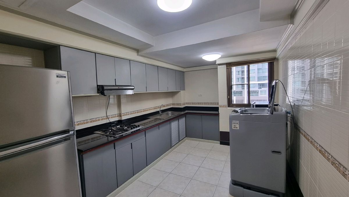 ให้เช่าสุขุมวิท อโศก ทองหล่อ : Pet friendly พร้อมพงษ์ ให้เช่าอพาร์ทเมนท์ 3ห้องนอน 4 ห้องน้ำ 240 ตร.ม.  ชั้น 6 มีรถตุ๊กๆให้บริการ ฟรี Wifi