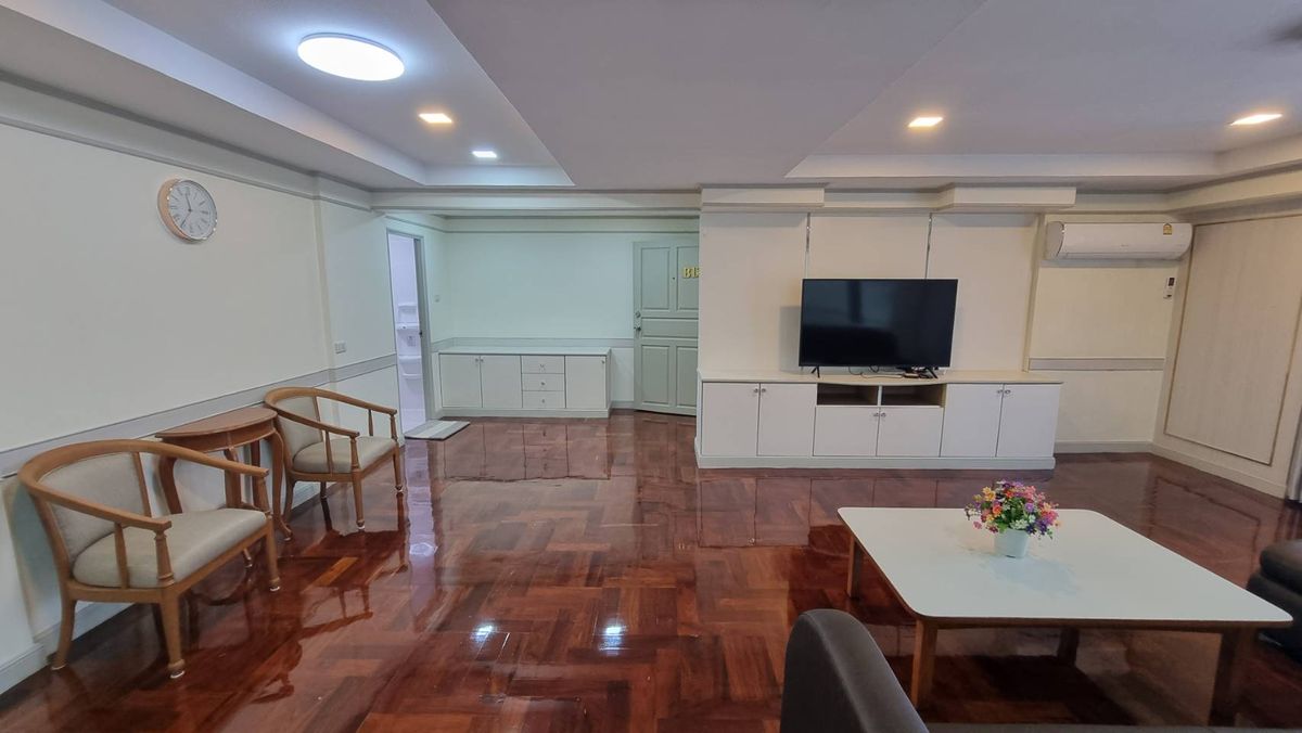 ให้เช่าสุขุมวิท อโศก ทองหล่อ : Pet friendly พร้อมพงษ์ ให้เช่าอพาร์ทเมนท์ 3ห้องนอน 4 ห้องน้ำ 280 ตร.ม. ชั้น 12 มีรถตุ๊กๆให้บริการ ฟรี Wifi