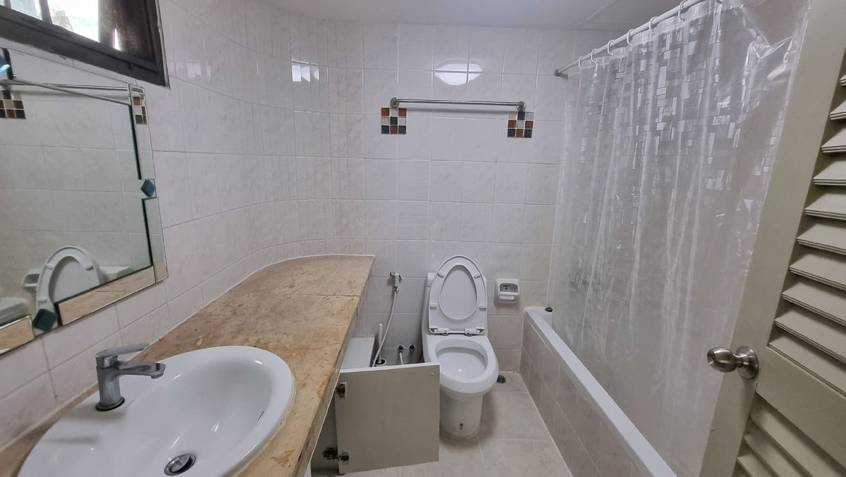 ให้เช่าสุขุมวิท อโศก ทองหล่อ : Pet friendly พร้อมพงษ์ ให้เช่าอพาร์ทเมนท์ 3ห้องนอน 4 ห้องน้ำ 240 ตร.ม.  ชั้น 6 มีรถตุ๊กๆให้บริการ ฟรี Wifi