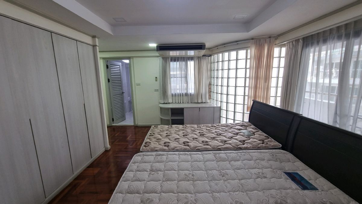 ให้เช่าสุขุมวิท อโศก ทองหล่อ : Pet friendly พร้อมพงษ์ ให้เช่าอพาร์ทเมนท์ 3ห้องนอน 4 ห้องน้ำ 240 ตร.ม.  ชั้น 6 มีรถตุ๊กๆให้บริการ ฟรี Wifi