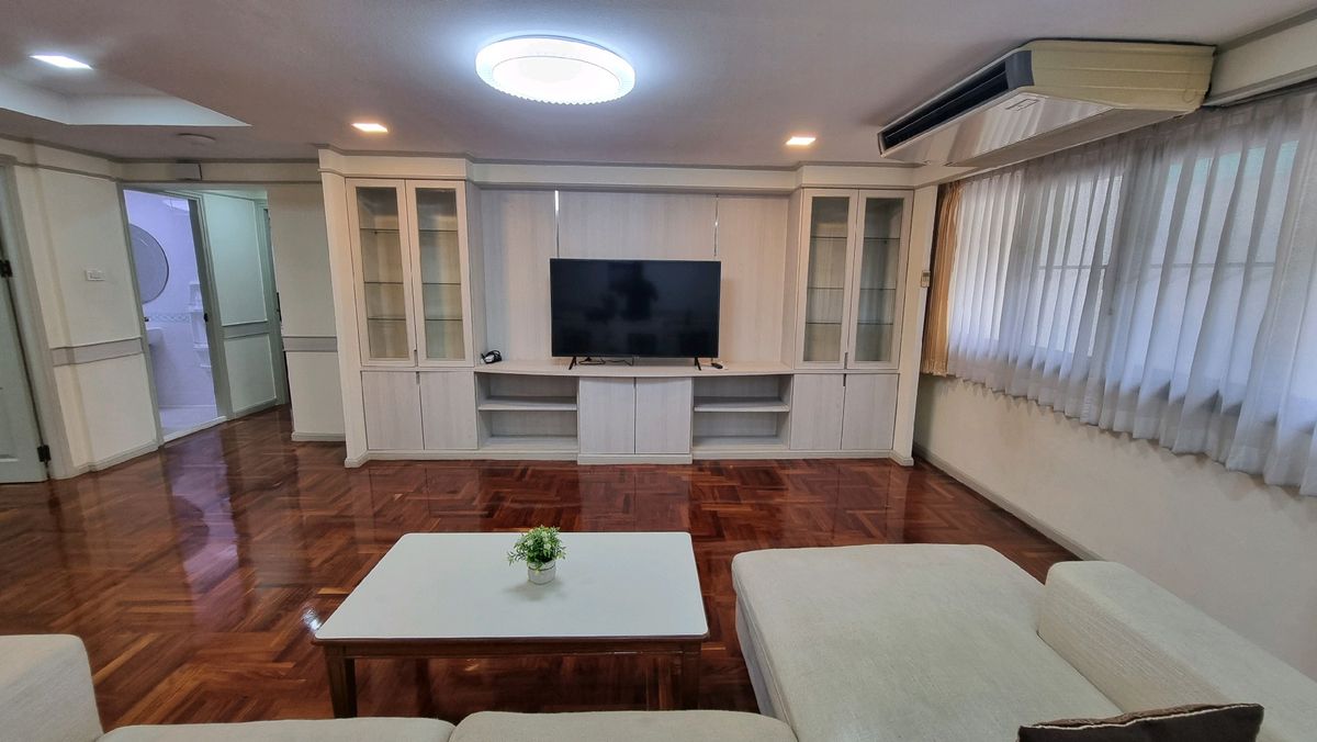 ให้เช่าสุขุมวิท อโศก ทองหล่อ : Pet friendly พร้อมพงษ์ ให้เช่าอพาร์ทเมนท์ 3ห้องนอน 4 ห้องน้ำ 240 ตร.ม.  ชั้น 6 มีรถตุ๊กๆให้บริการ ฟรี Wifi