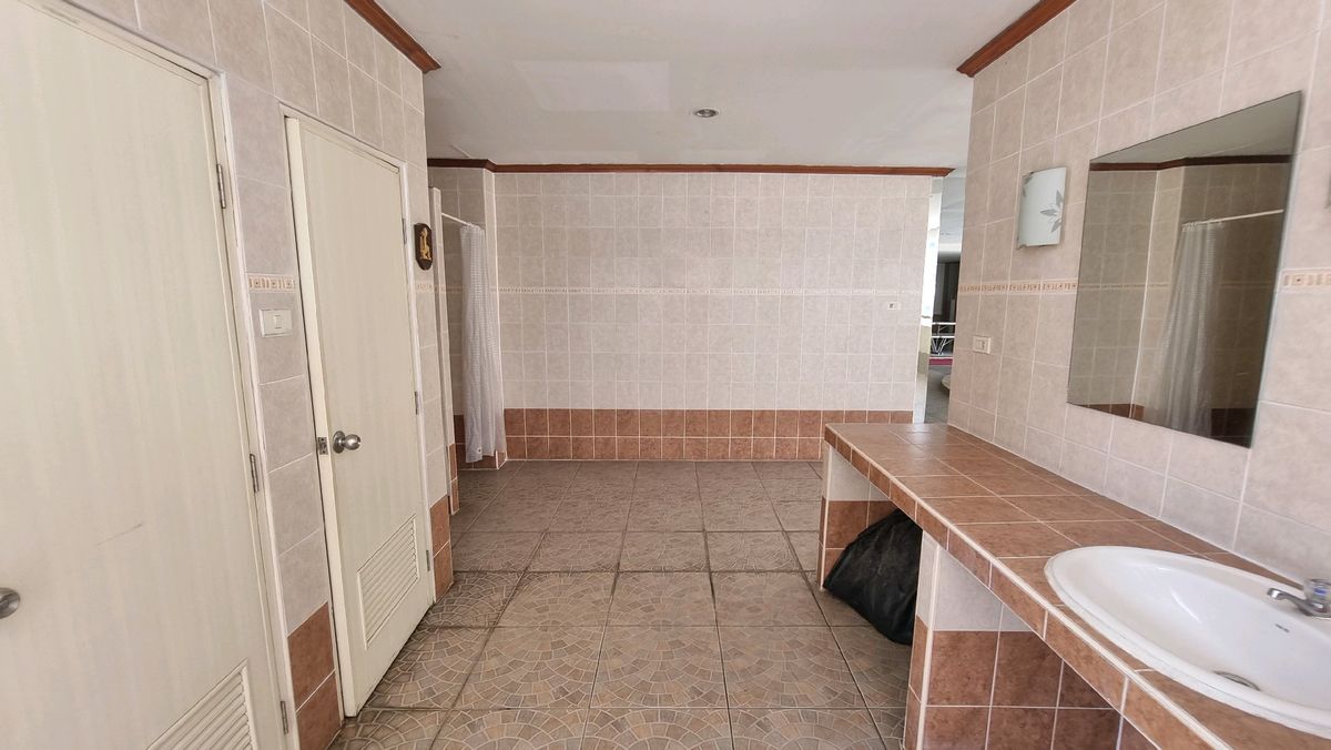 ให้เช่าสุขุมวิท อโศก ทองหล่อ : Pet friendly พร้อมพงษ์ ให้เช่าอพาร์ทเมนท์ 3ห้องนอน 4 ห้องน้ำ 240 ตร.ม.  ชั้น 6 มีรถตุ๊กๆให้บริการ ฟรี Wifi