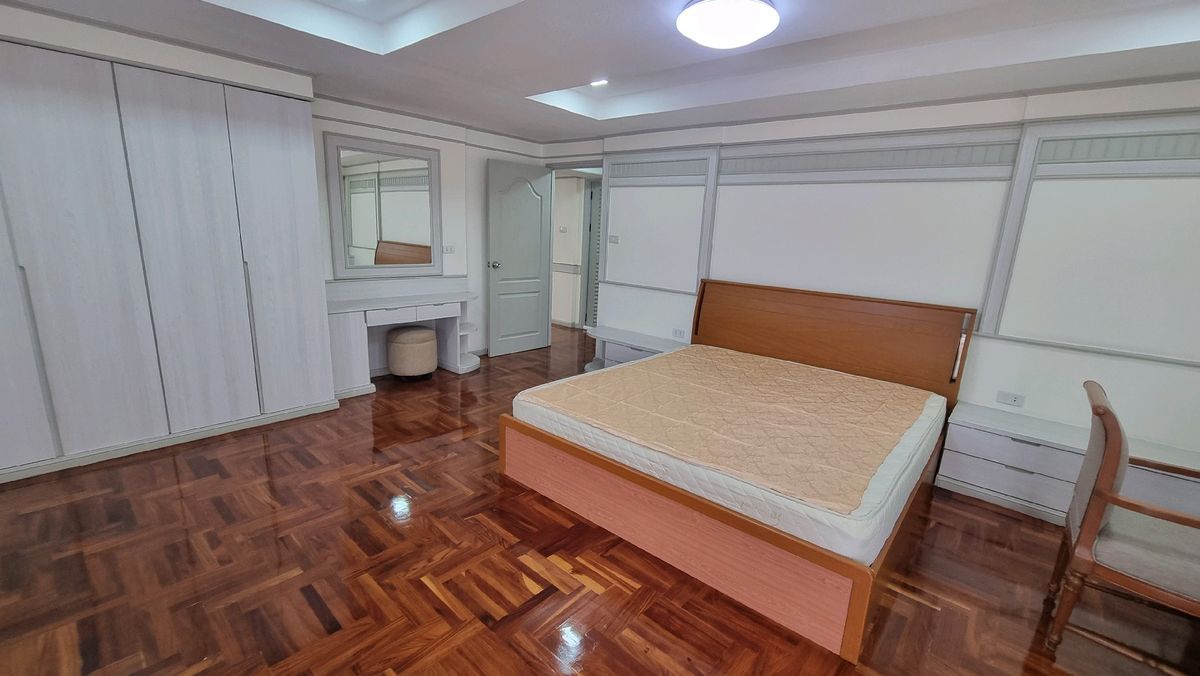 ให้เช่าสุขุมวิท อโศก ทองหล่อ : Pet friendly พร้อมพงษ์ ให้เช่าอพาร์ทเมนท์ 3ห้องนอน 4 ห้องน้ำ 240 ตร.ม.  ชั้น 6 มีรถตุ๊กๆให้บริการ ฟรี Wifi