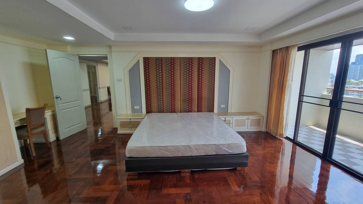 ให้เช่าสุขุมวิท อโศก ทองหล่อ : Pet friendly พร้อมพงษ์ ให้เช่าอพาร์ทเมนท์ 3ห้องนอน 4 ห้องน้ำ 280 ตร.ม. ชั้น 12 มีรถตุ๊กๆให้บริการ ฟรี Wifi