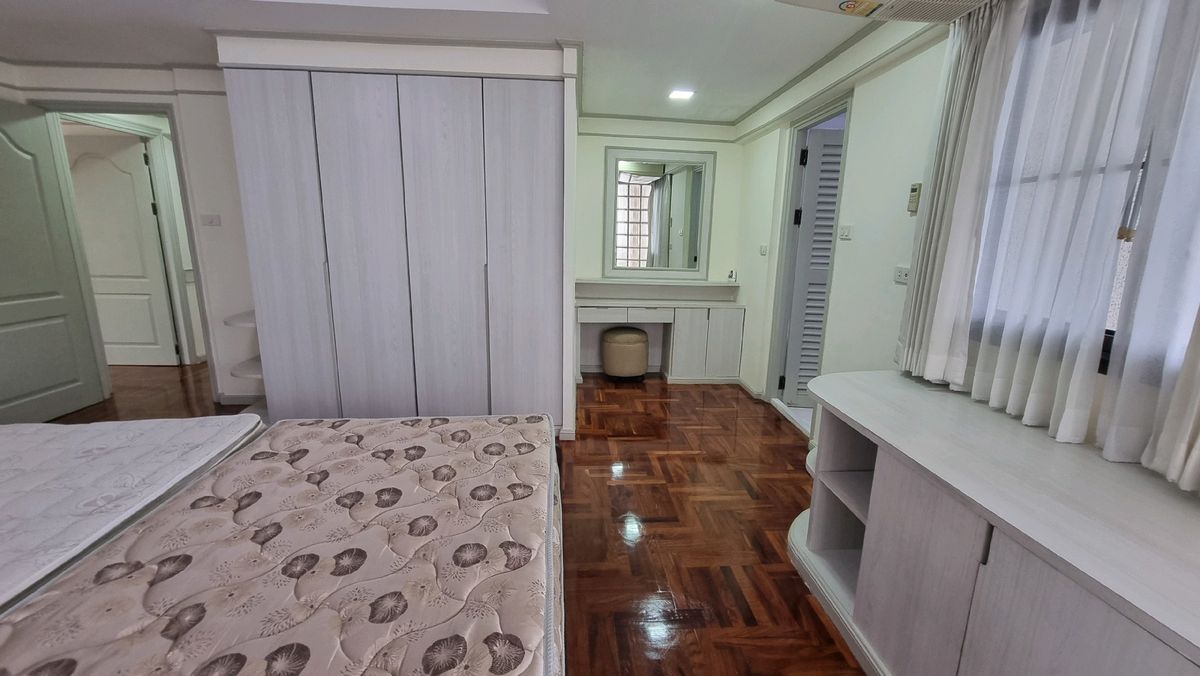 ให้เช่าสุขุมวิท อโศก ทองหล่อ : Pet friendly พร้อมพงษ์ ให้เช่าอพาร์ทเมนท์ 3ห้องนอน 4 ห้องน้ำ 240 ตร.ม.  ชั้น 6 มีรถตุ๊กๆให้บริการ ฟรี Wifi