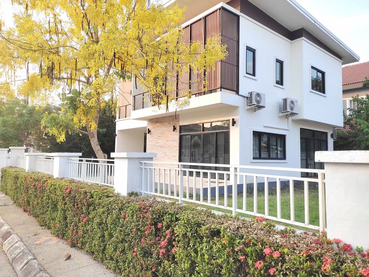HouseChiang Mai : The Bliss, Kulphan Ville 16, corner detached house Brussels house style The lawn is very beautiful. There is a country country for dogs. The house is ready to stay in a very new condition. Good location.