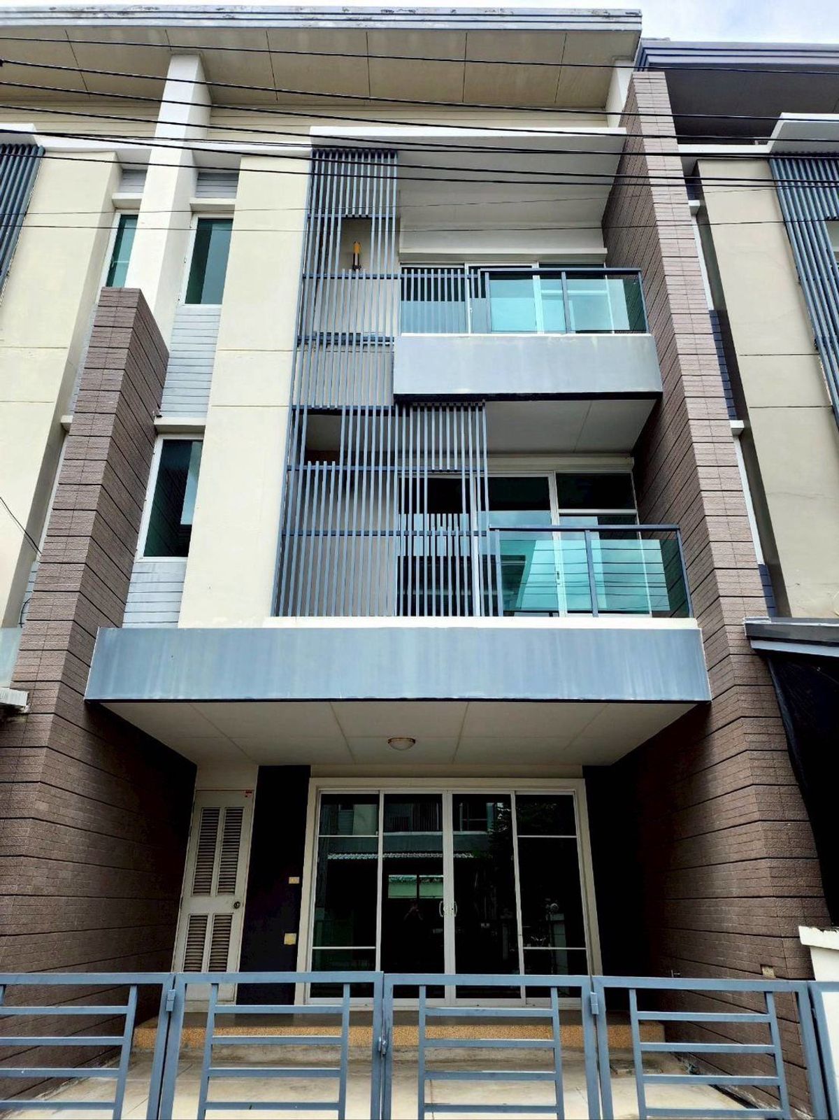 TownhomeOnnut, Udomsuk : For sale/rent 3-storey townhouse, Town Avenue Srinakarin project (Soi On Nut 68)For sale 6.19 million baht / For rent 35,000 baht per month