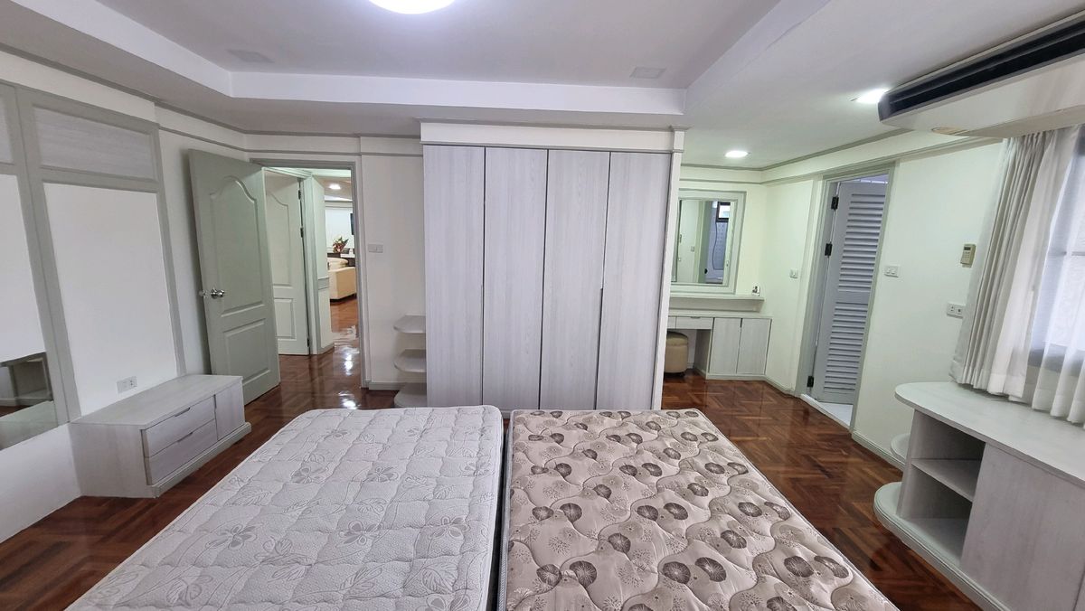 ให้เช่าสุขุมวิท อโศก ทองหล่อ : Pet friendly พร้อมพงษ์ ให้เช่าอพาร์ทเมนท์ 3ห้องนอน 4 ห้องน้ำ 240 ตร.ม.  ชั้น 6 มีรถตุ๊กๆให้บริการ ฟรี Wifi