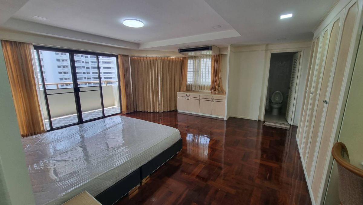 ให้เช่าสุขุมวิท อโศก ทองหล่อ : Pet friendly พร้อมพงษ์ ให้เช่าอพาร์ทเมนท์ 3ห้องนอน 4 ห้องน้ำ 280 ตร.ม. ชั้น 12 มีรถตุ๊กๆให้บริการ ฟรี Wifi