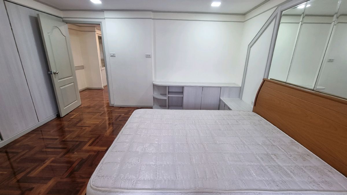 ให้เช่าสุขุมวิท อโศก ทองหล่อ : Pet friendly พร้อมพงษ์ ให้เช่าอพาร์ทเมนท์ 3ห้องนอน 4 ห้องน้ำ 240 ตร.ม.  ชั้น 6 มีรถตุ๊กๆให้บริการ ฟรี Wifi