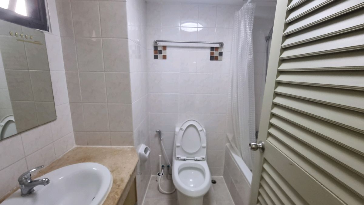 ให้เช่าสุขุมวิท อโศก ทองหล่อ : Pet friendly พร้อมพงษ์ ให้เช่าอพาร์ทเมนท์ 3ห้องนอน 4 ห้องน้ำ 240 ตร.ม.  ชั้น 6 มีรถตุ๊กๆให้บริการ ฟรี Wifi