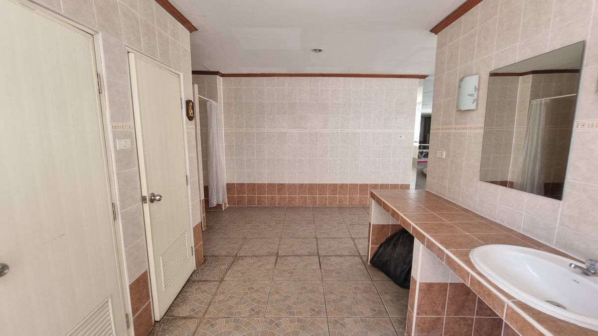 ให้เช่าสุขุมวิท อโศก ทองหล่อ : Pet friendly พร้อมพงษ์ ให้เช่าอพาร์ทเมนท์ 3ห้องนอน 4 ห้องน้ำ 280 ตร.ม. ชั้น 12 มีรถตุ๊กๆให้บริการ ฟรี Wifi