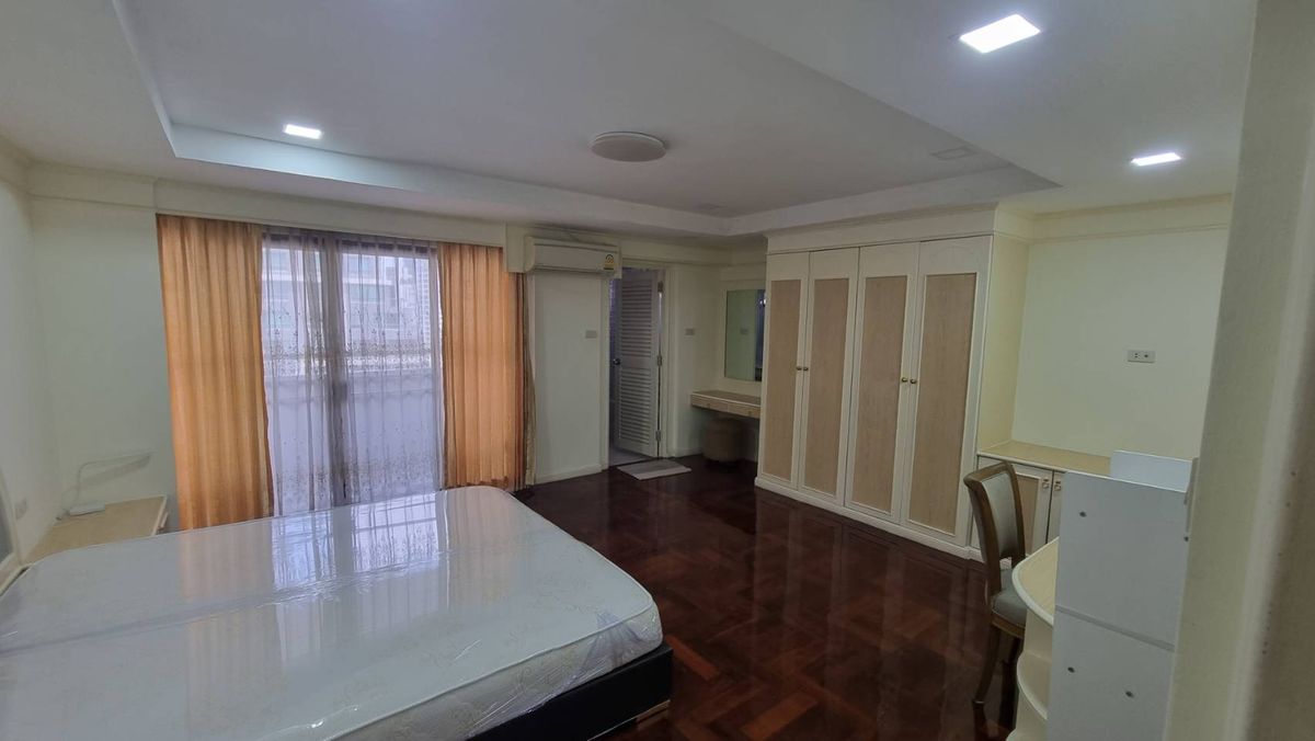 ให้เช่าสุขุมวิท อโศก ทองหล่อ : Pet friendly พร้อมพงษ์ ให้เช่าอพาร์ทเมนท์ 3ห้องนอน 4 ห้องน้ำ 280 ตร.ม. ชั้น 12 มีรถตุ๊กๆให้บริการ ฟรี Wifi