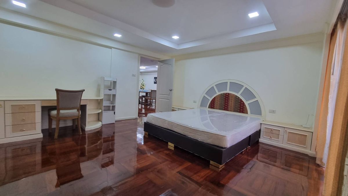 ให้เช่าสุขุมวิท อโศก ทองหล่อ : Pet friendly พร้อมพงษ์ ให้เช่าอพาร์ทเมนท์ 3ห้องนอน 4 ห้องน้ำ 280 ตร.ม. ชั้น 12 มีรถตุ๊กๆให้บริการ ฟรี Wifi