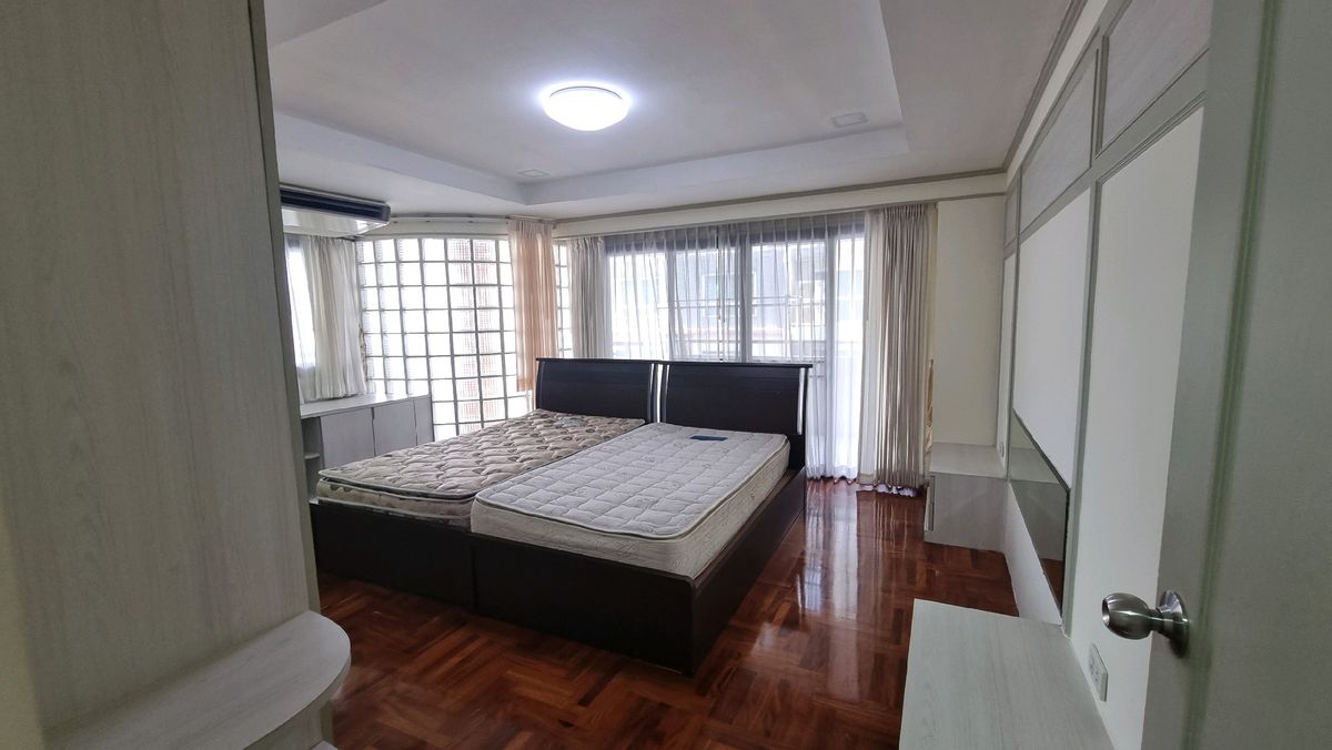 ให้เช่าสุขุมวิท อโศก ทองหล่อ : Pet friendly พร้อมพงษ์ ให้เช่าอพาร์ทเมนท์ 3ห้องนอน 4 ห้องน้ำ 240 ตร.ม.  ชั้น 6 มีรถตุ๊กๆให้บริการ ฟรี Wifi