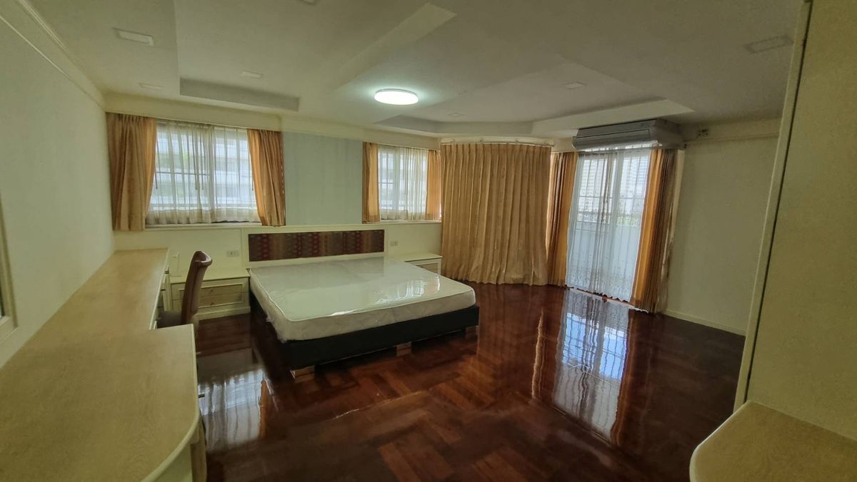 ให้เช่าสุขุมวิท อโศก ทองหล่อ : Pet friendly พร้อมพงษ์ ให้เช่าอพาร์ทเมนท์ 3ห้องนอน 4 ห้องน้ำ 280 ตร.ม. ชั้น 12 มีรถตุ๊กๆให้บริการ ฟรี Wifi