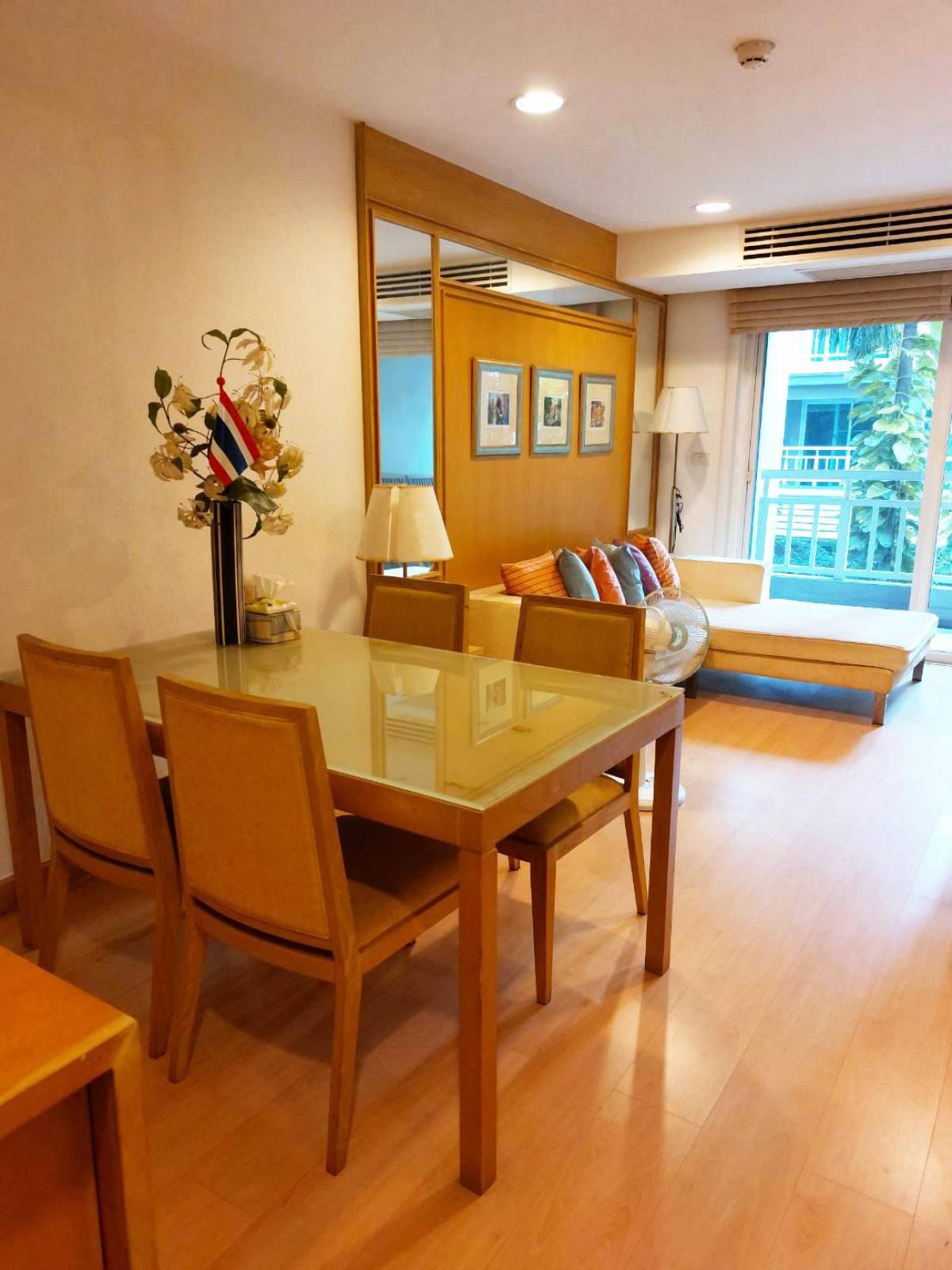 ขายคอนโดสาทร นราธิวาส : ขายด่วน !!! The Bangkok Condo Narathiwas ห้องใหญ่ วิวสระ เงียบสงบ 56 SQM 3.8 ล้านเท่านั้น !!!