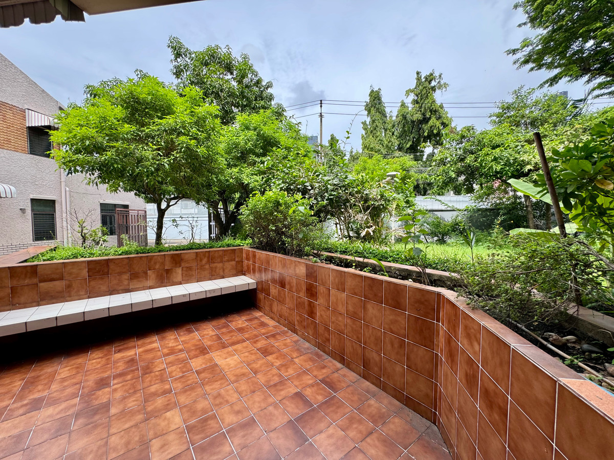 For RentHouseSukhumvit, Asoke, Thonglor : 🚆 2-Storey Detached House- Just 800 meters from BTS Thonglor, Ideal for Spa or Restaurant‼️