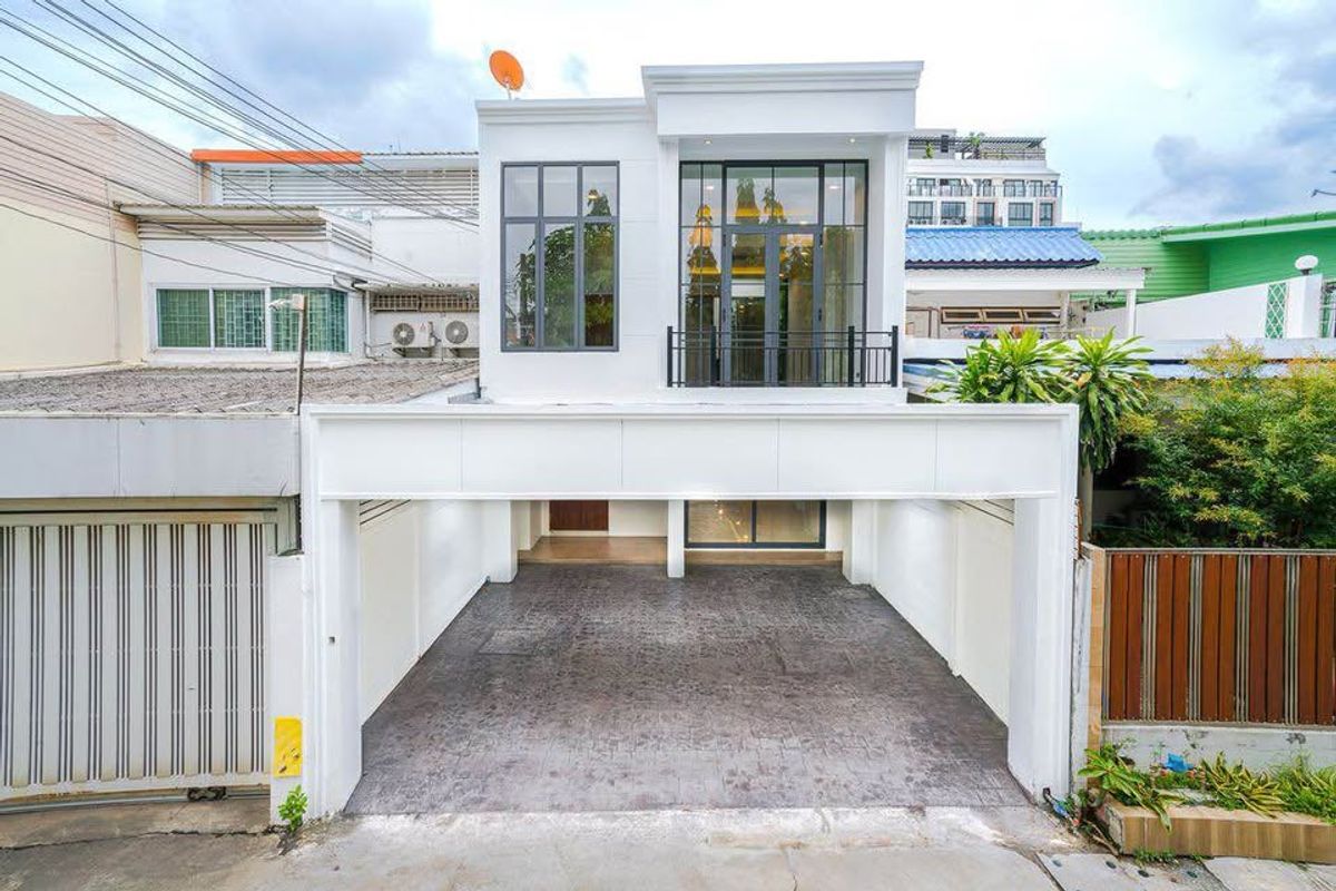 ขายทาวน์โฮมสุขุมวิท อโศก ทองหล่อ : 🎯TOWNHOME 2 ชั้น SUKHUMVIT ใจกลางเอกมัยซอย 12