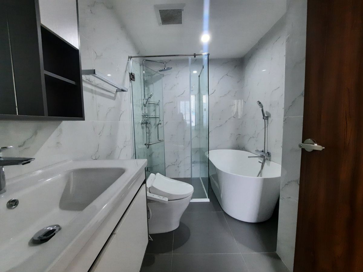 For RentSukhumvit, Asoke, Thonglor : 3 br apartment in phrom phong 150 SQM, new renovated room, luxury, near Bens garden near Emquatier 95,000