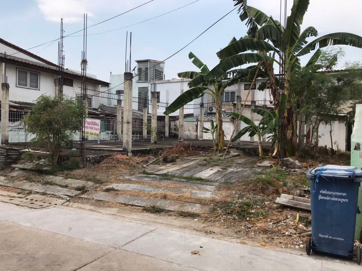 For SaleLandRatchadapisek, Huaikwang, Suttisan : Land for sale at Huai Khwang  Located in a residential area