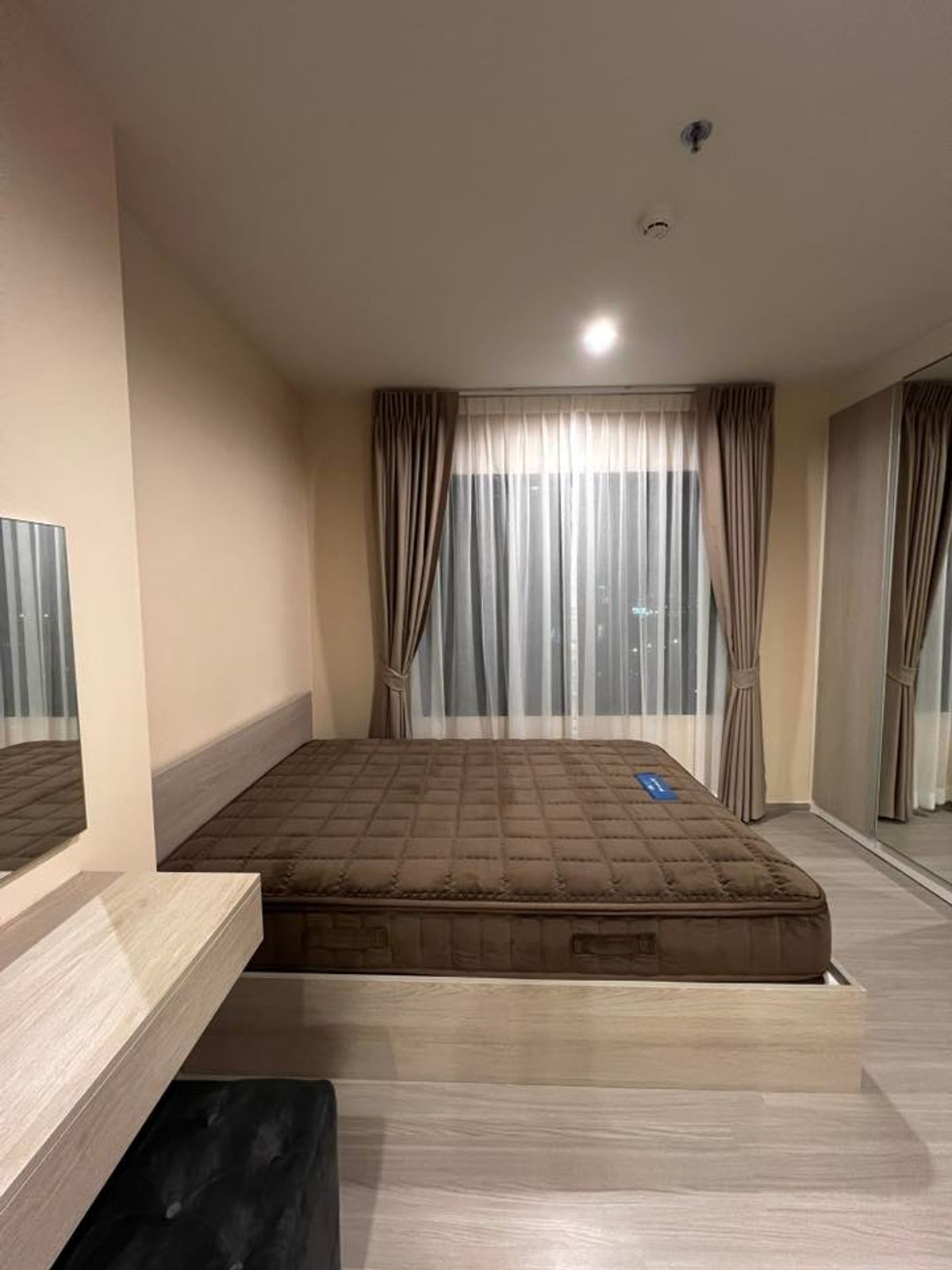 ให้เช่าคอนโดสมุทรปราการ สำโรง : FOR RENT>> Aspire Erawan Prime>> ติด BTS ช้างเอราวัณ ชั้น 29 ขนาด 32 ตร.ม ครัวปิดติดระเบียง ตำแหน่งห้องติดบันไดหนีไฟ เฟอร์นิเจอร์ เครื่องใช้ไฟฟ้าครบ #LV-MO1761