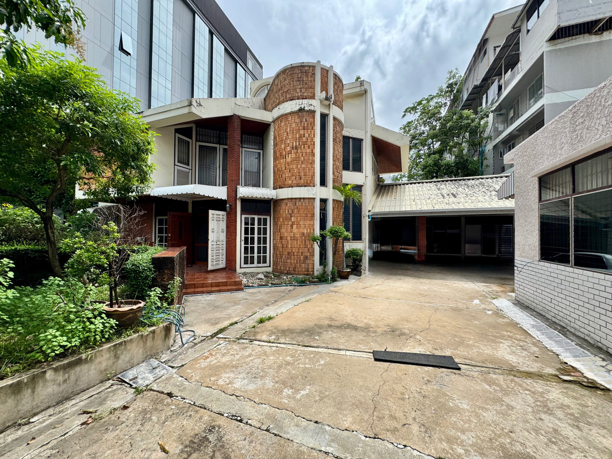 For RentHouseSukhumvit, Asoke, Thonglor : 🚆 2-Storey Detached House- Just 800 meters from BTS Thonglor, Ideal for Spa or Restaurant‼️