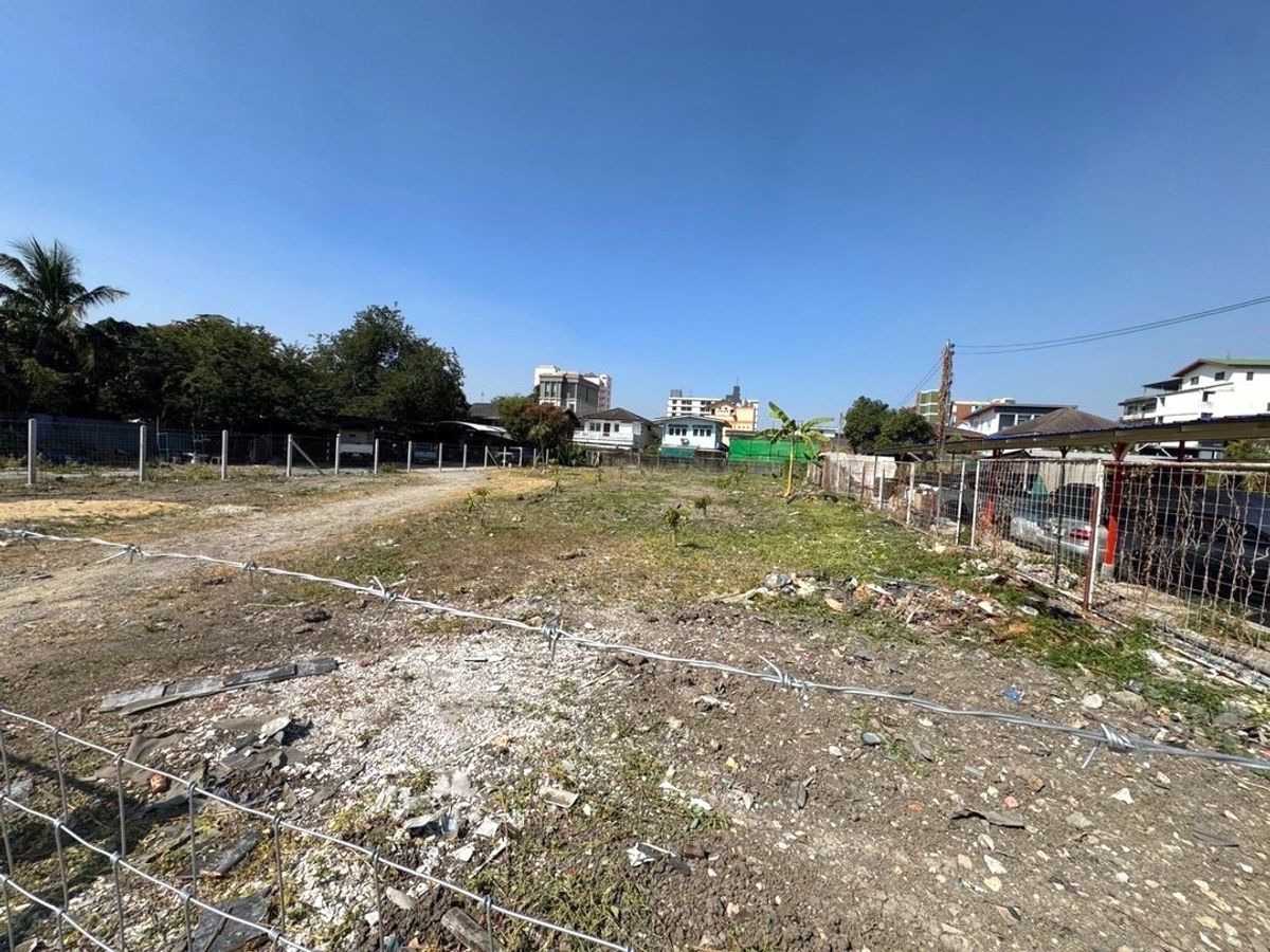 ขายที่ดินอ่อนนุช อุดมสุข : ขายที่ดินแปลงใหญ่เกือบไร่! อ่อนนุช 44 ใกล้รถไฟฟ้าสายสีเหลืองเพียง 450 เมตร ราคาดีเยี่ยม เหมาะลงทุนและสร้างบ้านในเมือง