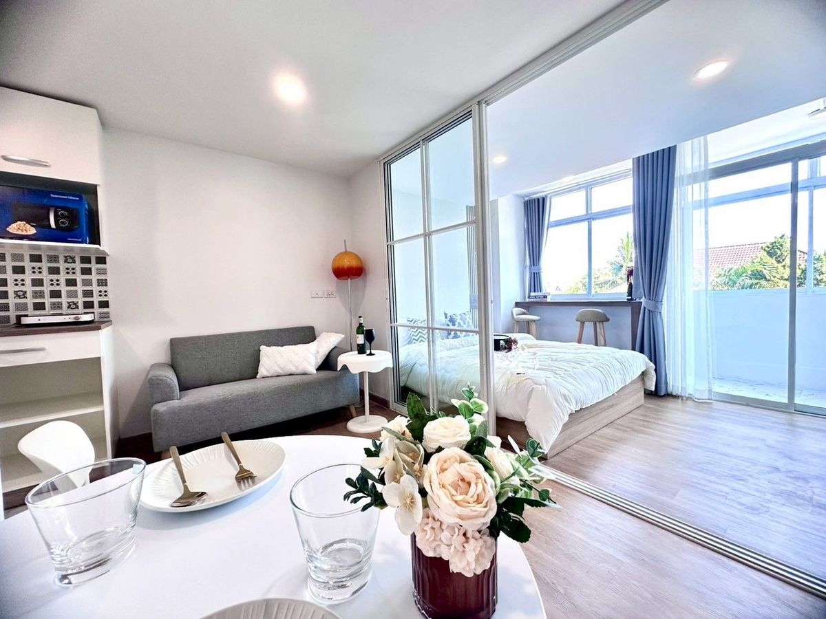 For RentCondoChiang Mai : Condo 103 Gardens, opposite the Suan Dok Hospital, near the Center of Excellence This room is really new. Beautiful at the cover of the residents, most are doctors, nurses, funerals.