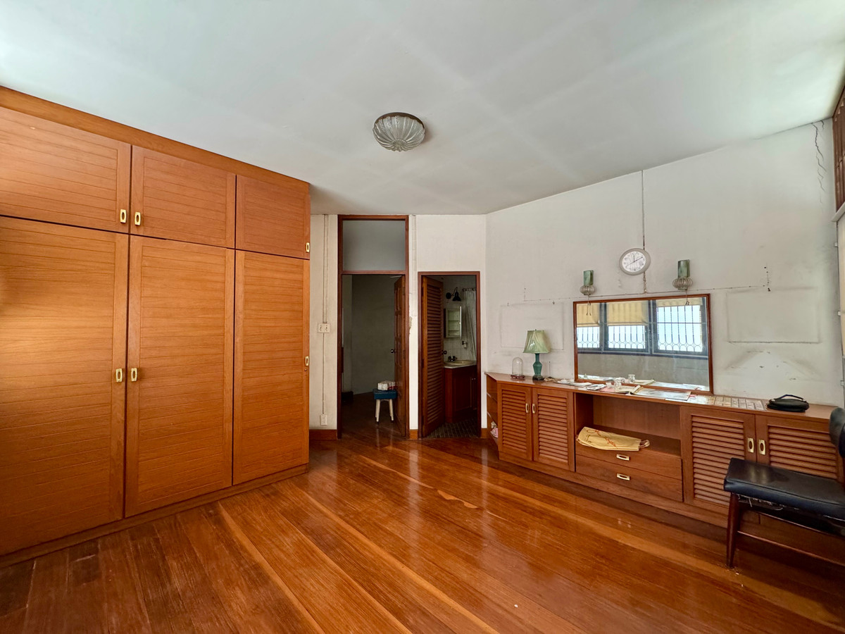 For RentHouseSukhumvit, Asoke, Thonglor : 🚆 2-Storey Detached House- Just 800 meters from BTS Thonglor, Ideal for Spa or Restaurant‼️