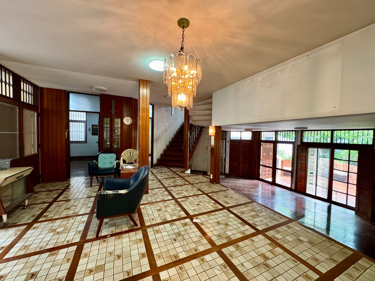 For RentHouseSukhumvit, Asoke, Thonglor : 🚆 2-Storey Detached House- Just 800 meters from BTS Thonglor, Ideal for Spa or Restaurant‼️