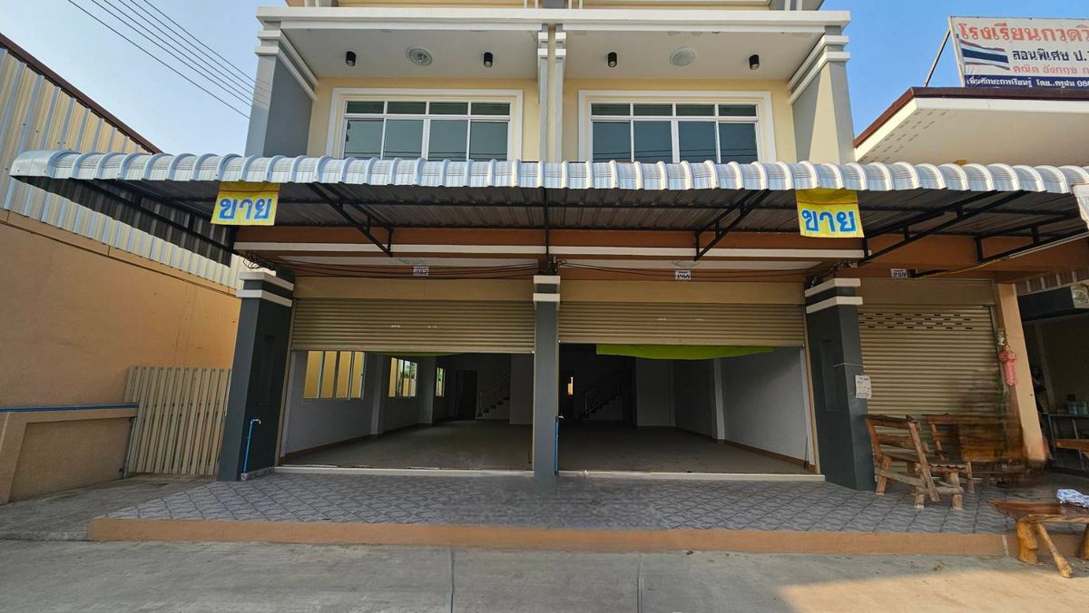 For SaleShop HouseLamphun : Selling very cheap !! 2 -storey commercial building on the main road, gold location, trade, business, Pa Sang District, Lamphun Province, near the center of Lamphun