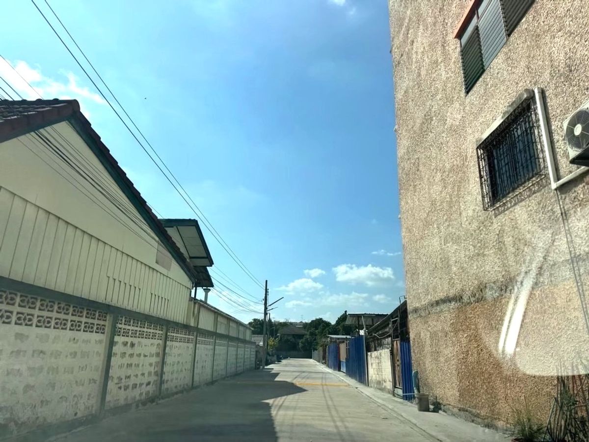 ขายที่ดินอ่อนนุช อุดมสุข : ขายที่ดินแปลงใหญ่เกือบไร่! อ่อนนุช 44 ใกล้รถไฟฟ้าสายสีเหลืองเพียง 450 เมตร ราคาดีเยี่ยม เหมาะลงทุนและสร้างบ้านในเมือง