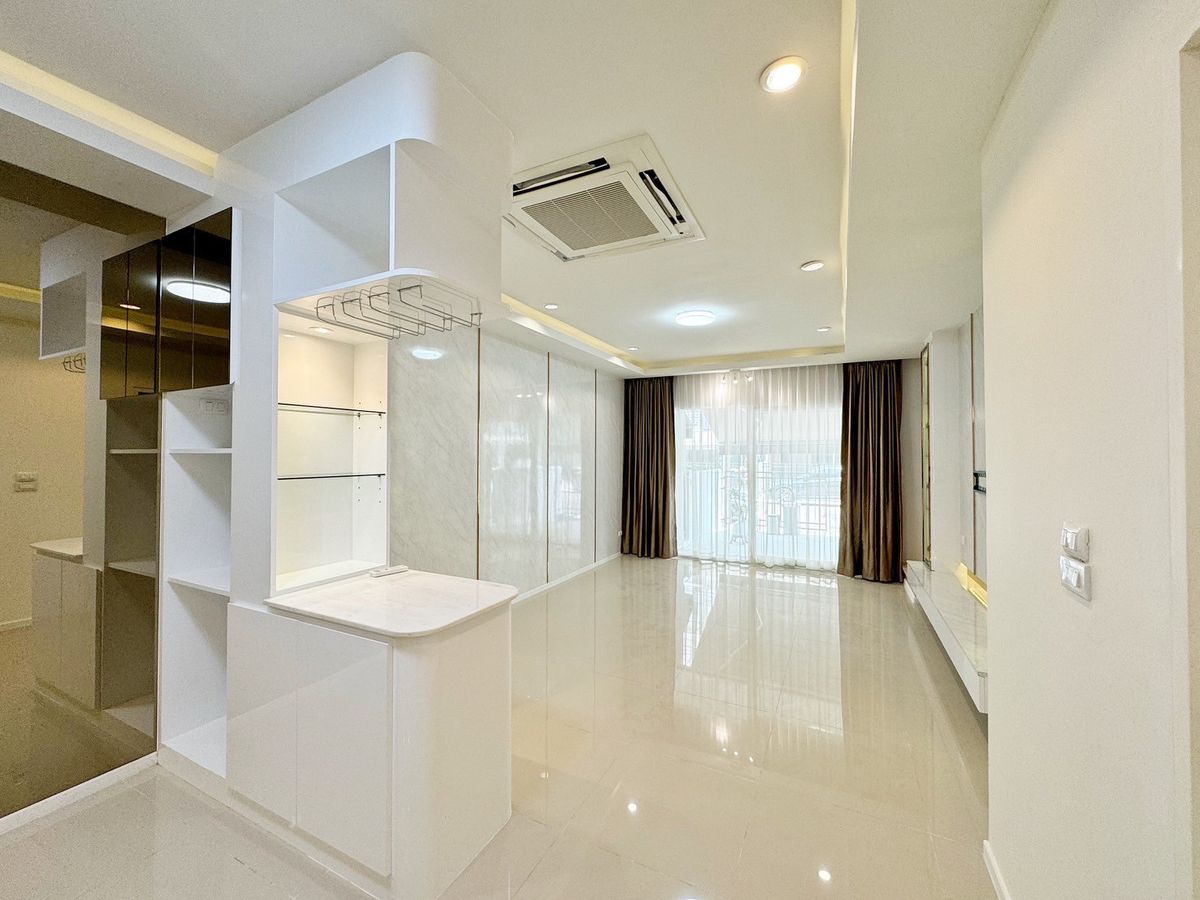 ขายทาวน์โฮมลาดกระบัง สุวรรณภูมิ : บ้านกลางเมือง สวนหลวง / 3 ห้องนอน (ขาย), Baan Klang Muang Suanluang / 3 Bedrooms (FOR SALE) FON064