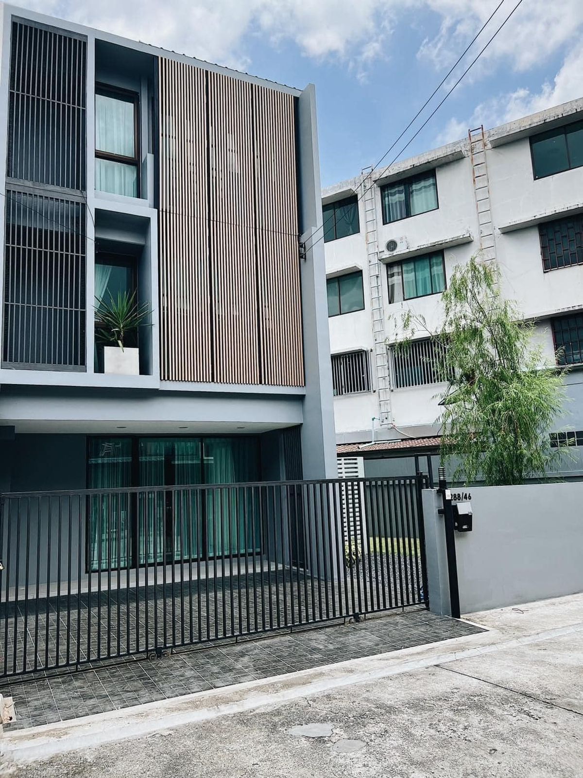 ขายทาวน์โฮมนวมินทร์ รามอินทรา : 🏡ทาวน์โฮม 3 ชั้นหลังมุม มีสวนหย่อม  รับลมดีตลอดวัน✨ ให้ครบ! เฟอร์นิเจอร์ & ของตกแต่งตามรูปภาพ พร้อมเข้าอยู่ได้ทันที