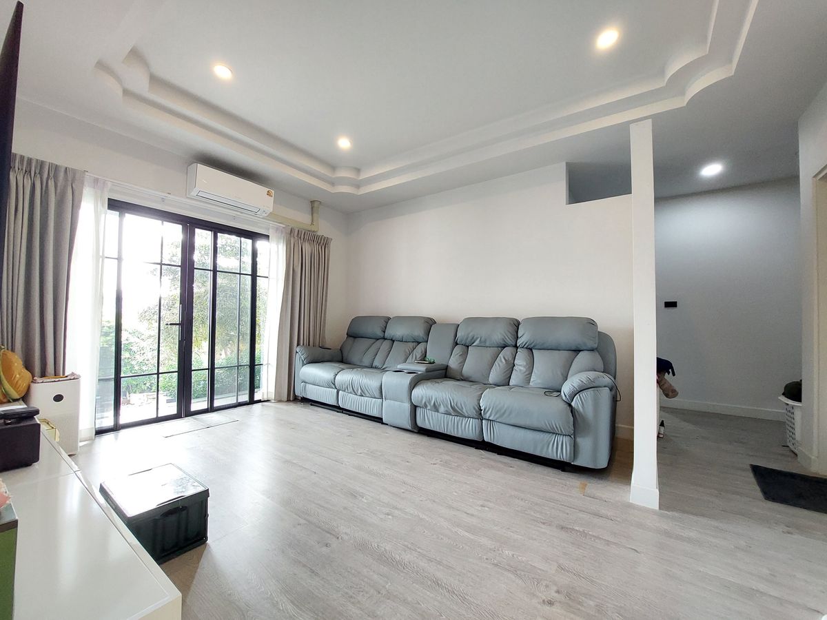 For SaleHouseBangna, Bearing, Lasalle : Large land plot of 200 square wah. With a newly renovated single-storey house, Near Mega Bangna