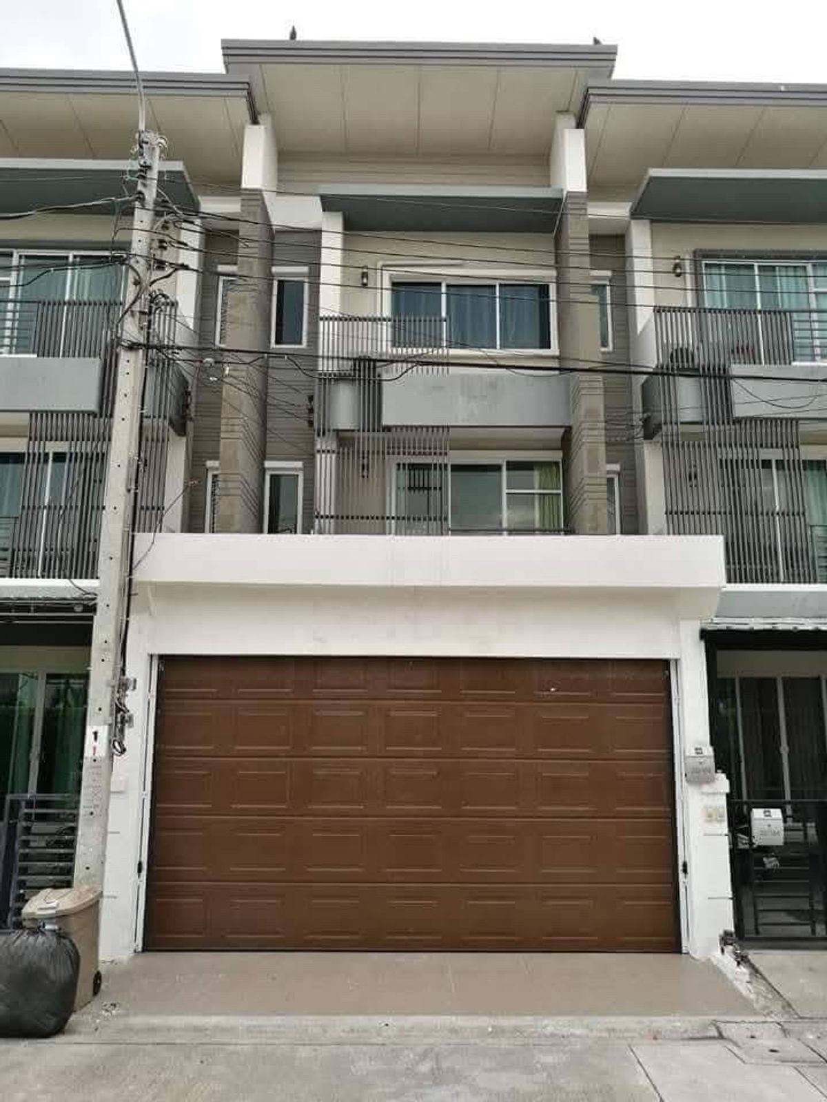 For RentTownhomePattanakan, Srinakarin : Modern 3 -story townhome, near Airport Link, Hua Mak, The Mall Bangkapi. Interested in greeting.