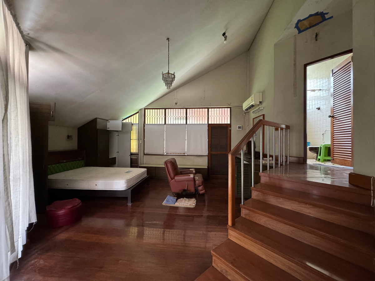 For RentHouseSukhumvit, Asoke, Thonglor : 🚆 2-Storey Detached House- Just 800 meters from BTS Thonglor, Ideal for Spa or Restaurant‼️