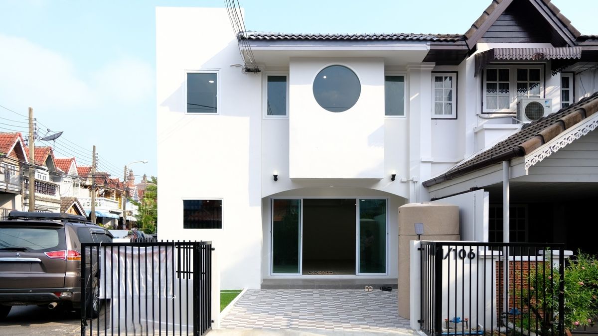 For SaleTownhomeOnnut, Udomsuk : Watch 3 /2 bedrooms (sell), Chomdeuoen 3 /2 Bedrooms (For Sale) fon061.
