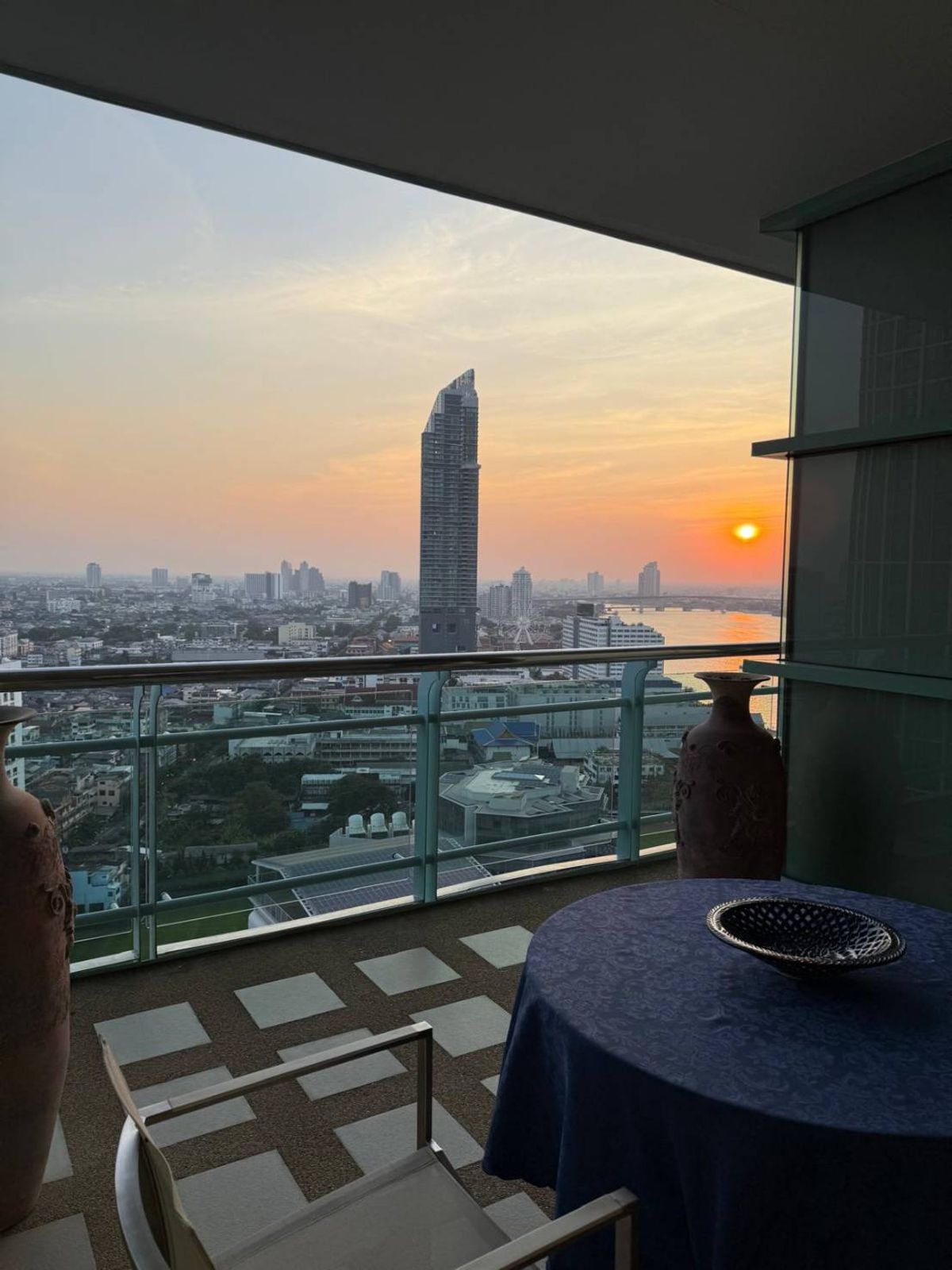 For SaleCondoSathorn, Narathiwat : Condo, 2 bedrooms, size 118.09 square meters, high class on Charoen Krung Road View of the Chron Berry International School