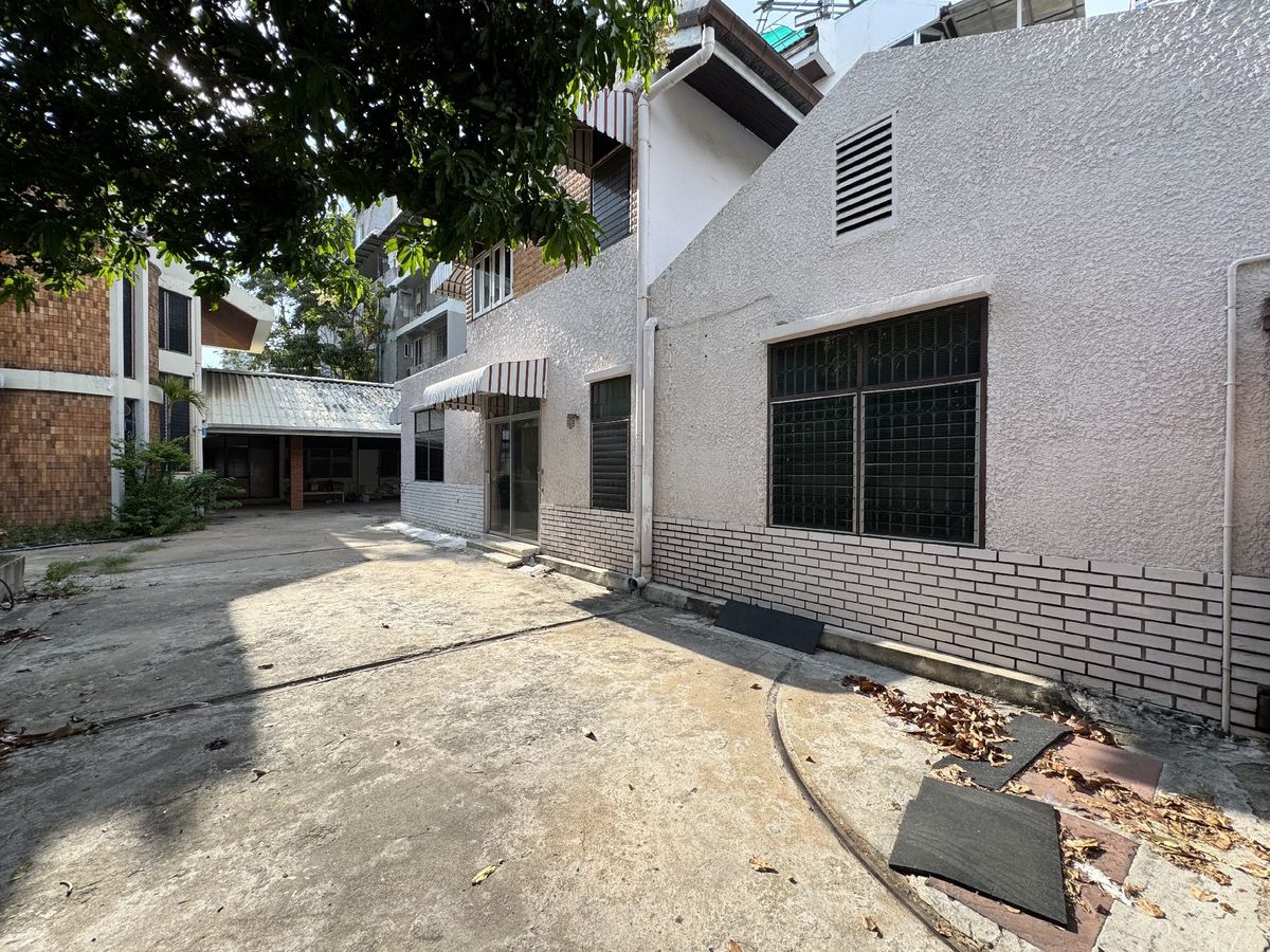 For RentHouseSukhumvit, Asoke, Thonglor : 🚆 2-Storey Detached House- Just 800 meters from BTS Thonglor, Ideal for Spa or Restaurant‼️