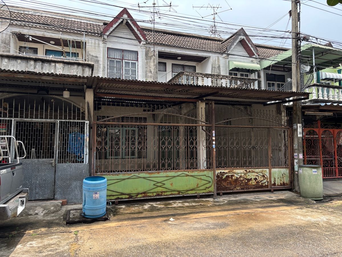 ขายทาวน์โฮมลาดพร้าว101 แฮปปี้แลนด์ :  ทาวน์เฮาส์สองชั้น 26 ตรว.ม.อยู่เจริญ ลาดพร้าว101 จอดรถในบ้านได้ 2 คันใกล้รถไฟฟ้าสายสีเหลือง