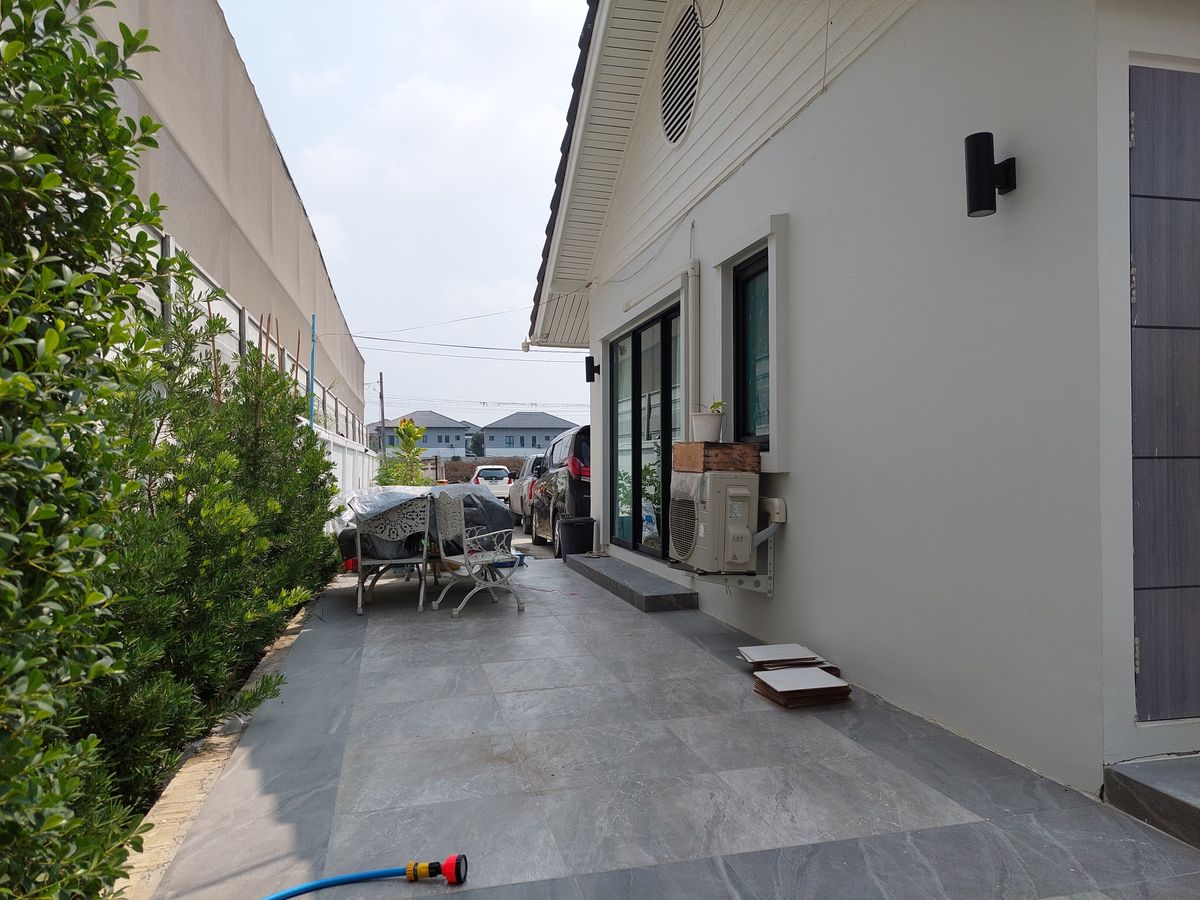 For SaleHouseBangna, Bearing, Lasalle : Large land plot of 200 square wah. With a newly renovated single-storey house, Near Mega Bangna