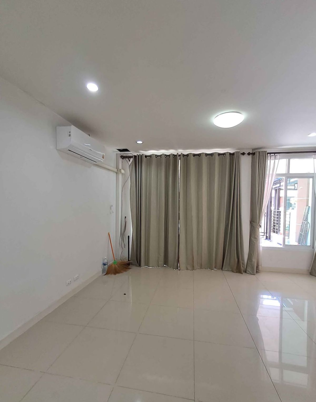 For RentTownhomeThaphra, Talat Phlu, Wutthakat : 2 -storey townhouse for rent, Winning Tai/Bang Wa, good location. Interested: 0922829196