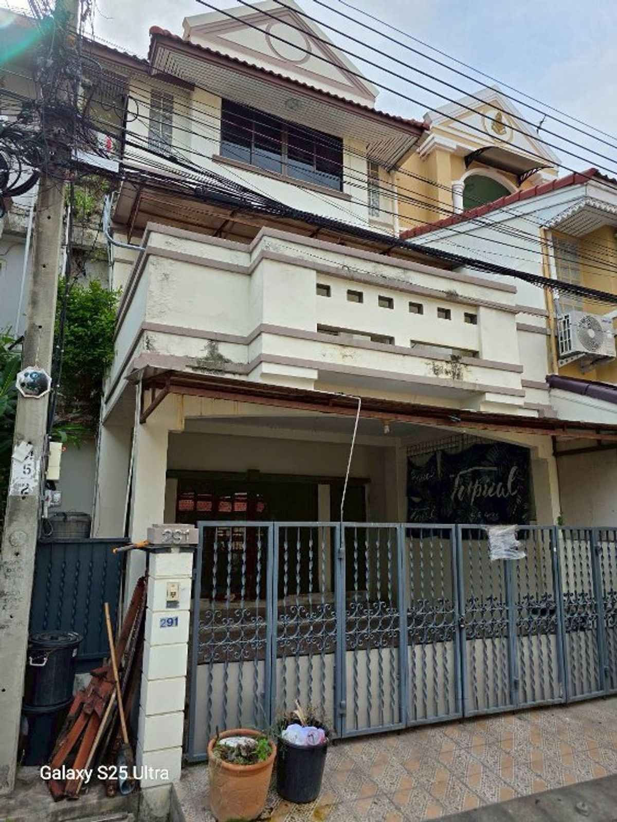 ขายทาวน์โฮมนนทบุรี บางใหญ่ บางบัวทอง : ขายทาวน์โฮม 3 ชั้น เนื้อที่ 27.5 ตร.ว. โครงการ บุญโต ปาร์ควิลล์  ซ.รัตนาธิเบศร์ 17  ห่างจากรถไฟฟ้า MRT สายสีม่วง สถานีแยกนนทบุรี1 500 เมตร สามารถเดินจากหมู่บ้านเพื่อไปขึ้นรถไฟฟ้าได้  อำเภอเมือง  จังหวัดนนทบุรี