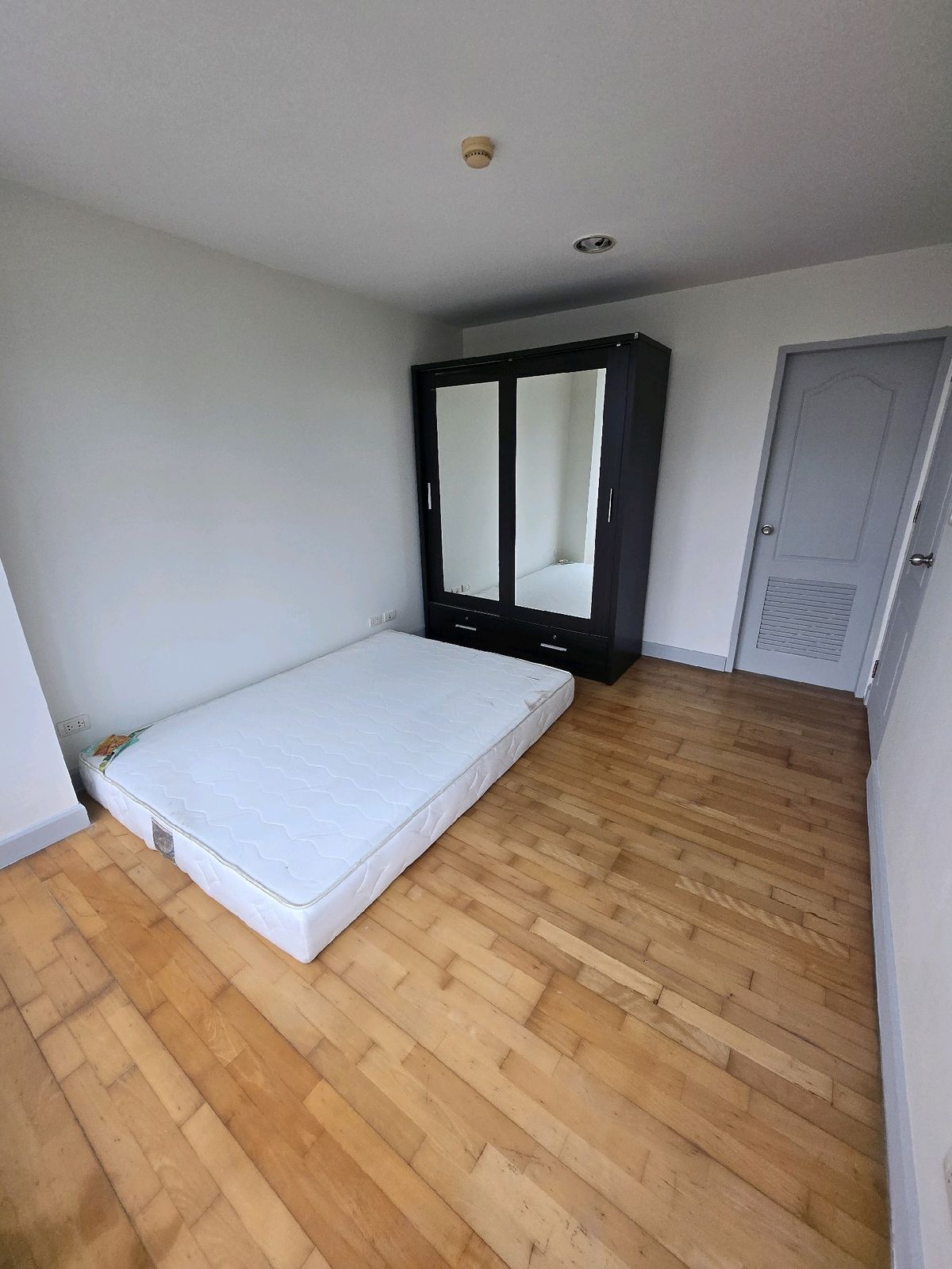 For SaleCondoWongwianyai, Charoennakor : Condo for sale at The Fine at River Charoen Nakhon- Khlong San, Bangkok, 2 bedrooms, 1 bathroom, living room, dining room, with a separate kitchen, 61 sq.m., beautiful room, good condition ready to move in. 