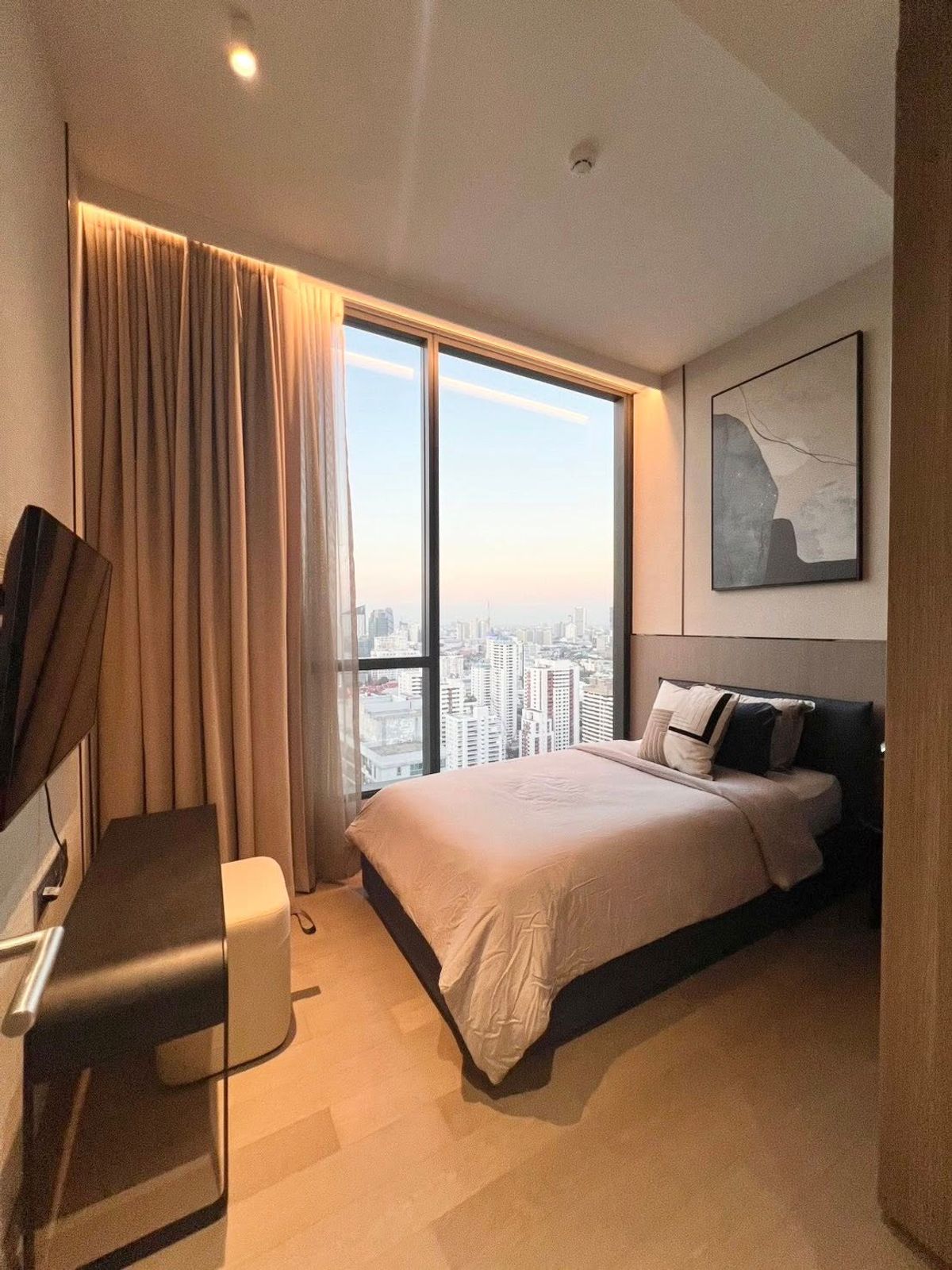 For RentCondoSukhumvit, Asoke, Thonglor : Celes Asoke Condo is convenient to travel near the BTS train. Ready to stay immediately  